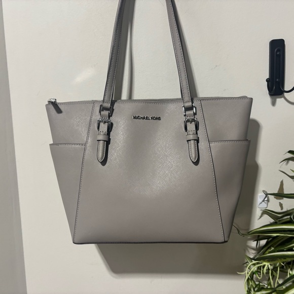Michael Kors Handbags - ❤️Michael Kors Charlotte Saffiano Leather Tote